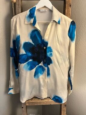 Zara White Button-Down Shirt with Blue Floral Motif